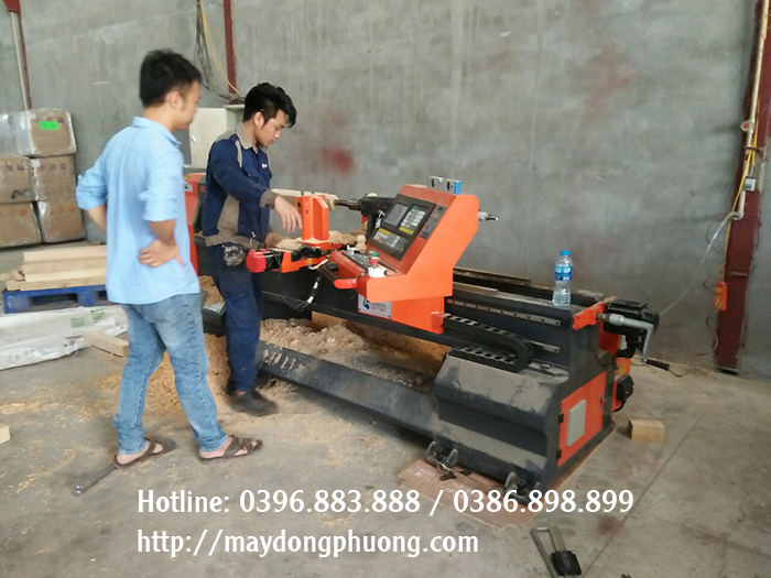 Máy tiện gỗ cnc