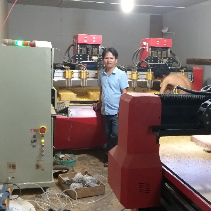 khách mua máy cnc khắc gỗ