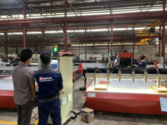 khách học vận hành máy cnc